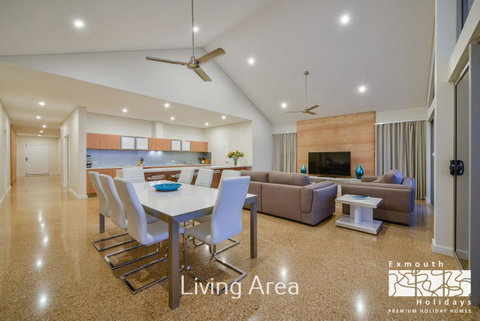 27 Kestrel Place - With Pool And Jetty - Nambucca Heads Accommodation 3