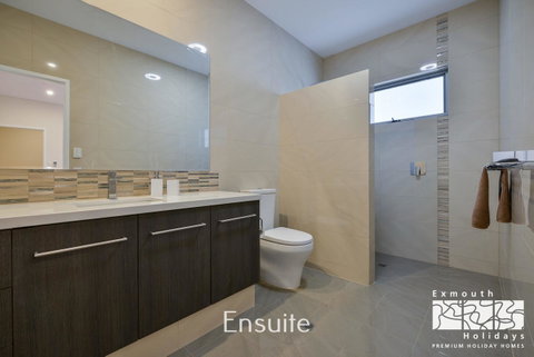 27 Kestrel Place - With Pool And Jetty - Nambucca Heads Accommodation 8