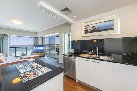 A 406 FANTASTIC OCEAN BEACH And MARINA VIEW APT - MANDURAH - Nambucca Heads Accommodation 18