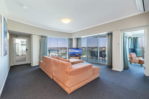 A 406 FANTASTIC OCEAN BEACH And MARINA VIEW APT - MANDURAH - Nambucca Heads Accommodation 0