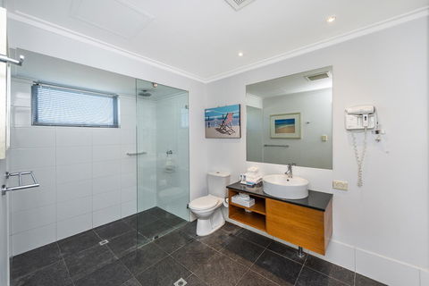 A 406 FANTASTIC OCEAN BEACH And MARINA VIEW APT - MANDURAH - Nambucca Heads Accommodation 16
