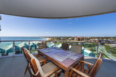 A 406 FANTASTIC OCEAN BEACH And MARINA VIEW APT - MANDURAH - Nambucca Heads Accommodation 4