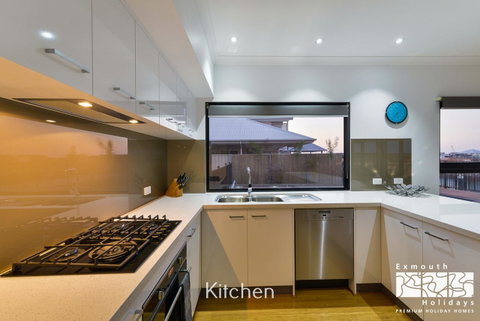 8 Kestrel Place - PRIVATE JETTY & POOL - Nambucca Heads Accommodation 5