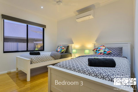 8 Kestrel Place - PRIVATE JETTY & POOL - Nambucca Heads Accommodation 11