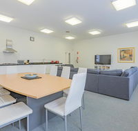4 Bedroom House - Hobart CBD - Free Parking - Nambucca Heads Accommodation