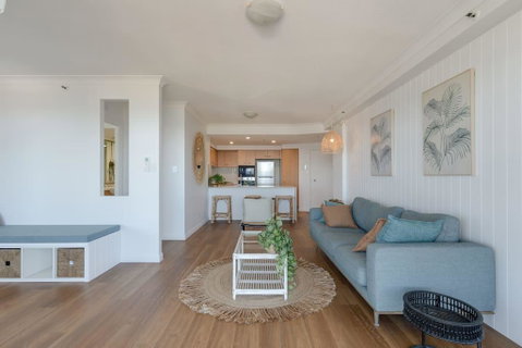 NEW Beautiful 2 Bed Ocean Views In Broadbeach - Nambucca Heads Accommodation 3