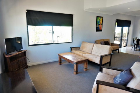 Ningaloo Breeze Villa 10 - 3 Bedroom Fully Self-Contained Disabled-Friendly Accommodation - Nambucca Heads Accommodation 2