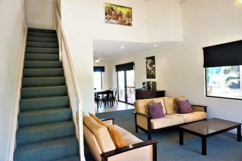 Ningaloo Breeze Villa 3 - 3 Bedroom Fully Self-Contained Holiday Accommodation - Nambucca Heads Accommodation 1