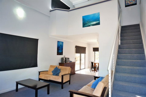 Ningaloo Breeze Villa 4 - 3 Bedroom Fully Self-Contained Holiday Accommodation - Nambucca Heads Accommodation 2