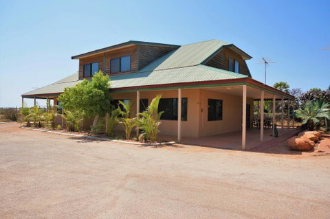 Ningaloo Breeze Villa 5 - 3 Bedroom Fully Self-Contained Holiday Accommodation - Nambucca Heads Accommodation 1