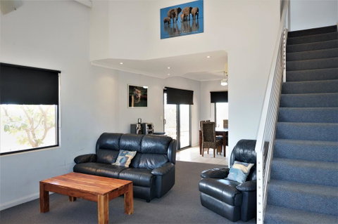 Ningaloo Breeze Villa 6 - 3 Bedroom Fully Self-Contained Holiday Accommodation - Nambucca Heads Accommodation 1