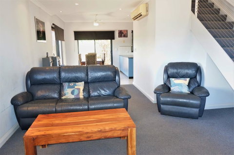 Ningaloo Breeze Villa 6 - 3 Bedroom Fully Self-Contained Holiday Accommodation - Nambucca Heads Accommodation 2