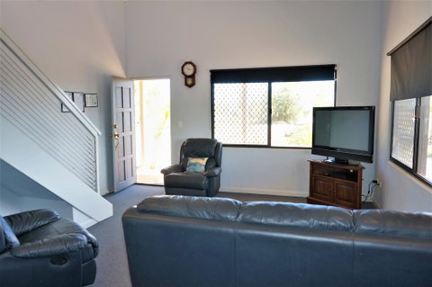Ningaloo Breeze Villa 6 - 3 Bedroom Fully Self-Contained Holiday Accommodation - Nambucca Heads Accommodation 3