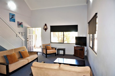 Ningaloo Breeze Villa 8 - 3 Bedroom Fully Self-Contained Holiday Accommodation - Nambucca Heads Accommodation 3