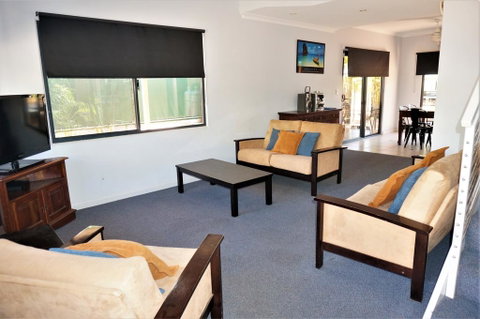 Ningaloo Breeze Villa 8 - 3 Bedroom Fully Self-Contained Holiday Accommodation - Nambucca Heads Accommodation 1