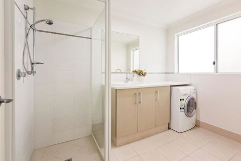 ON THE BEACH - Villa Over The Road From The Beach - Nambucca Heads Accommodation 3