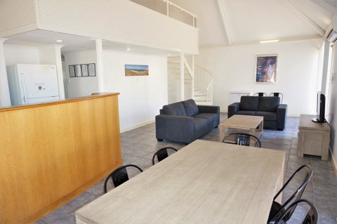 Osprey Holiday Village Unit 111 - Splendid 3 Bedroom Holiday Villa With A Pool In The Complex - Nambucca Heads Accommodation 1