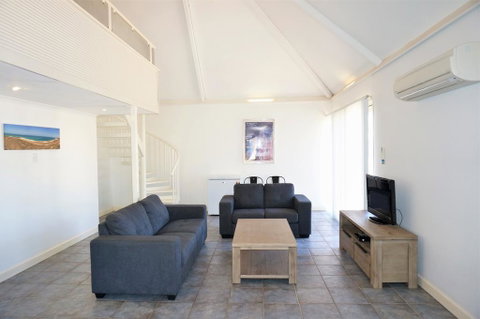 Osprey Holiday Village Unit 111 - Splendid 3 Bedroom Holiday Villa With A Pool In The Complex - Nambucca Heads Accommodation 2