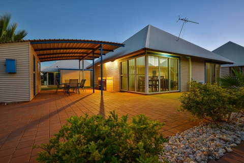 Osprey Holiday Village Unit 117 - Exquisite 3 Bedroom Holiday Villa With A Pool In The Complex - Nambucca Heads Accommodation 1