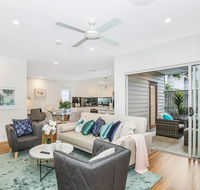 Park Avenue Townhouse Retreat Brisbane Sleeps 10 - Nambucca Heads Accommodation