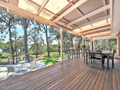 Pet Friendly Waterfront Holiday House On Peacefull Island With Bikes And Kayaks - Nambucca Heads Accommodation 2