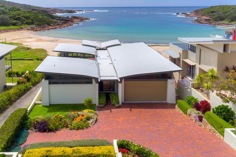 Sails On The Beachfront - Exclusive Seaside Home - Nambucca Heads Accommodation 0