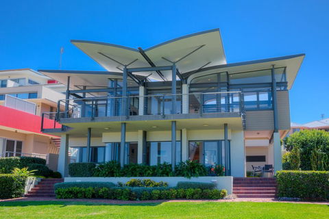 Sails On The Beachfront - Exclusive Seaside Home - Nambucca Heads Accommodation 1