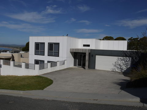 Spectacular Holiday Living - Nambucca Heads Accommodation 0