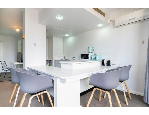 Striking And Super Convenient Studio With Balcony - Nambucca Heads Accommodation 1