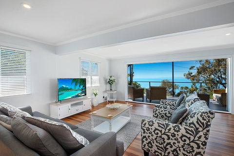 Stunning Family Escape On The Point With Bay Views - Nambucca Heads Accommodation 0