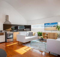 Sunlit Two-Bedroom Unit With Sprawling BBQ Deck - Nambucca Heads Accommodation