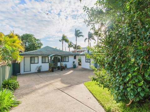Sunset Beach House - Soldiers Point Sleeps 9 - Nambucca Heads Accommodation 2