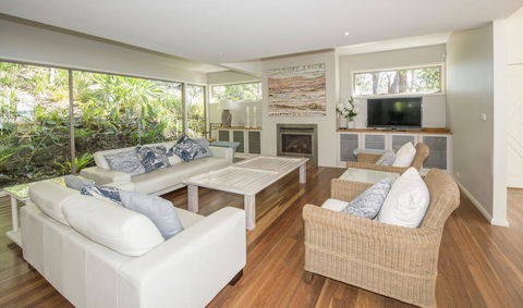 Surfers Ave Retreat Narrawallee - Nambucca Heads Accommodation 3