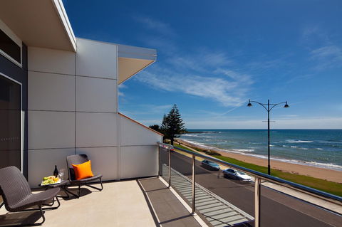 Penguin Waterfront Escape - Nambucca Heads Accommodation 3