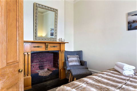 WEST NEST | Classic 3BR Hobart Terrace BEST Location, View, Close To City - Nambucca Heads Accommodation 10