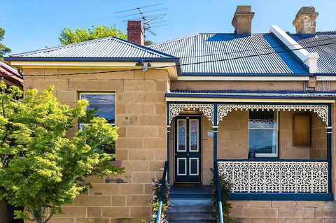 WEST NEST | Classic 3BR Hobart Terrace BEST Location, View, Close To City - Nambucca Heads Accommodation 0