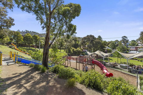 WEST NEST | Classic 3BR Hobart Terrace BEST Location, View, Close To City - Nambucca Heads Accommodation 29