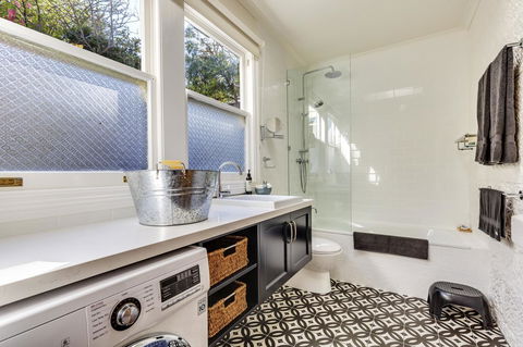 WEST NEST | Classic 3BR Hobart Terrace BEST Location, View, Close To City - Nambucca Heads Accommodation 2