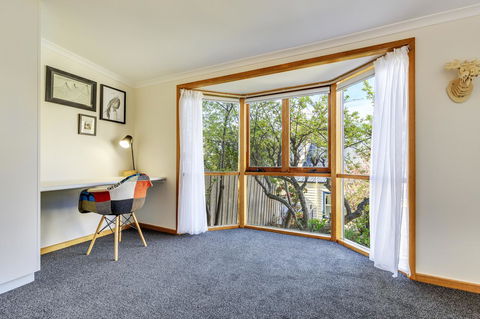 WEST NEST | Classic 3BR Hobart Terrace BEST Location, View, Close To City - Nambucca Heads Accommodation 14