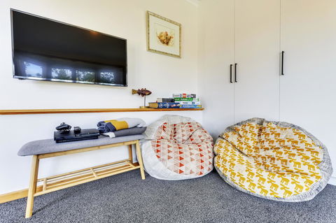 WEST NEST | Classic 3BR Hobart Terrace BEST Location, View, Close To City - Nambucca Heads Accommodation 15