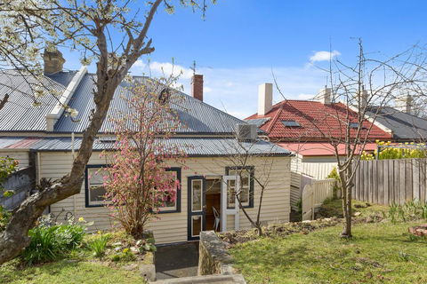 WEST NEST | Classic 3BR Hobart Terrace BEST Location, View, Close To City - Nambucca Heads Accommodation 17
