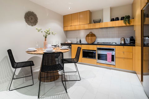 Auguste, Melbourne CBD Private Accommodation With Parking - Nambucca Heads Accommodation 9