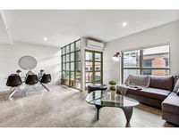 Sophisticated modern 3 bed home in foodie paradise