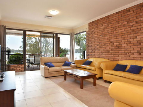 The House On The Lake @ Fishing Point, Lake Macquarie - Honestly Put The Line In And Catch Fish - Nambucca Heads Accommodation 3