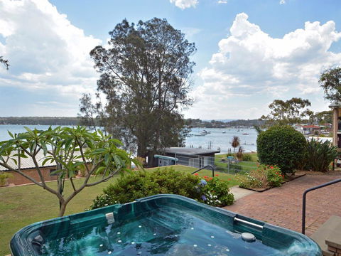 The House On The Lake @ Fishing Point, Lake Macquarie - Honestly Put The Line In And Catch Fish - Nambucca Heads Accommodation 1