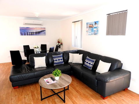 The Royal Dolphin Holiday Home - Nambucca Heads Accommodation 0