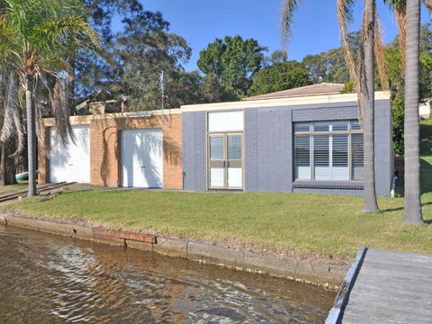 The Studio On The Lake @ Fishing Point, Lake Macquarie - Honestly Put The Line In And Catch Fish - Nambucca Heads Accommodation 1