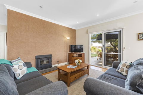 Tranquility In Cowes - Pets, Fireplace, WiFi, Linen, 350m Beach, 4 Bdrms - Nambucca Heads Accommodation 1