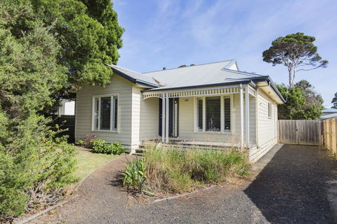Tranquility In Cowes - Pets, Fireplace, WiFi, Linen, 350m Beach, 4 Bdrms - Nambucca Heads Accommodation 3