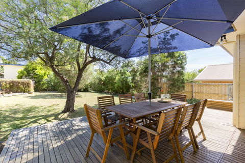 Tranquility In Cowes - Pets, Fireplace, WiFi, Linen, 350m Beach, 4 Bdrms - Nambucca Heads Accommodation 2